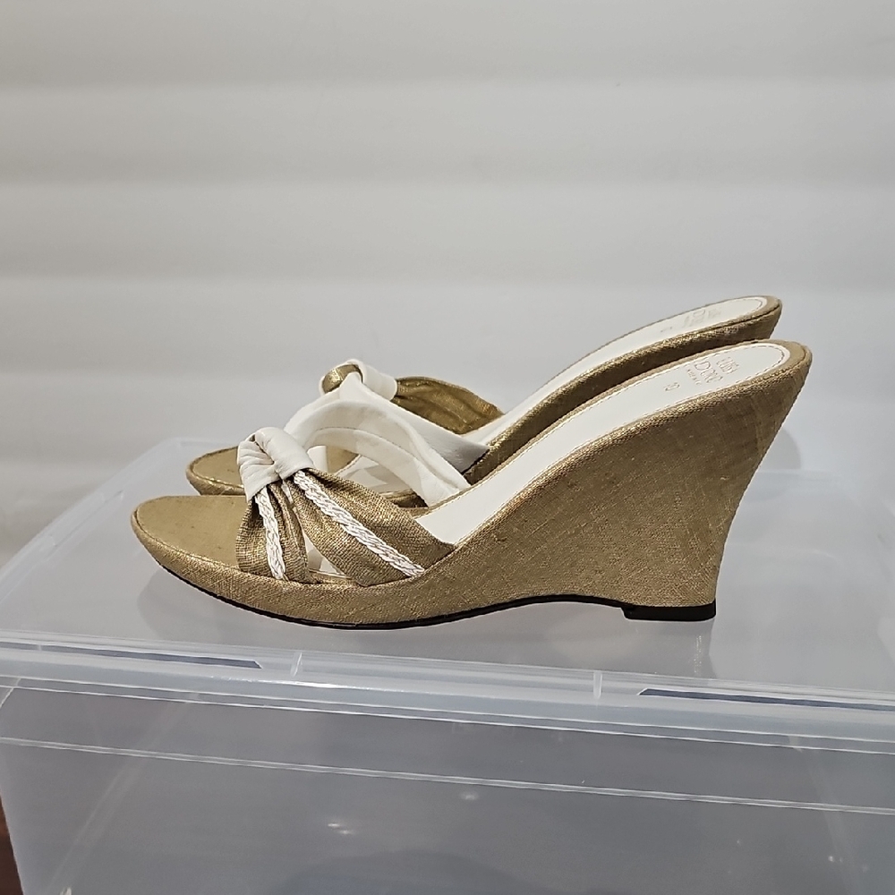 Chic Women's Wedge Sandals in White and Gold